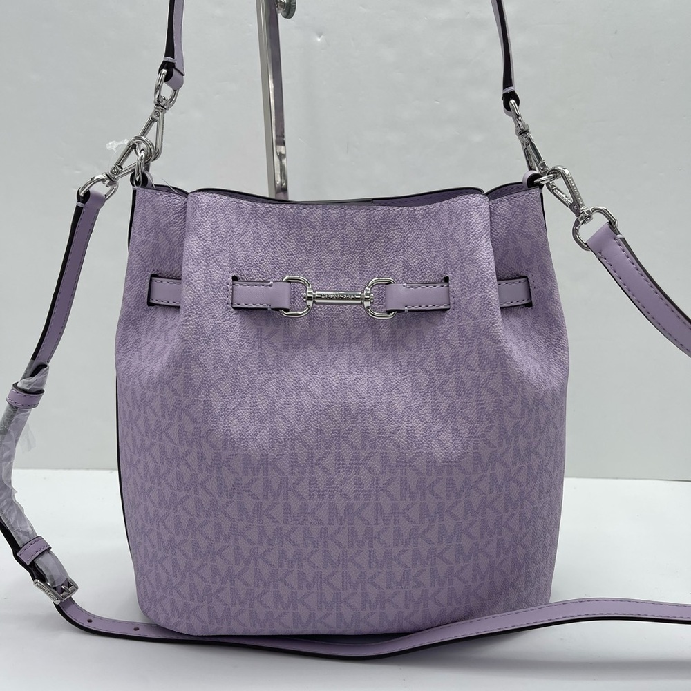 MICHAEL KORS Carson Md Signature Logo Convertible Bucket Crossbody
Lt Quartz
NWT